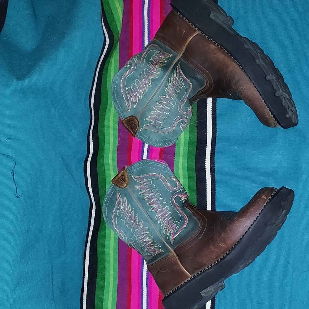 Ariat boots slightly scuffed 5.5 B
